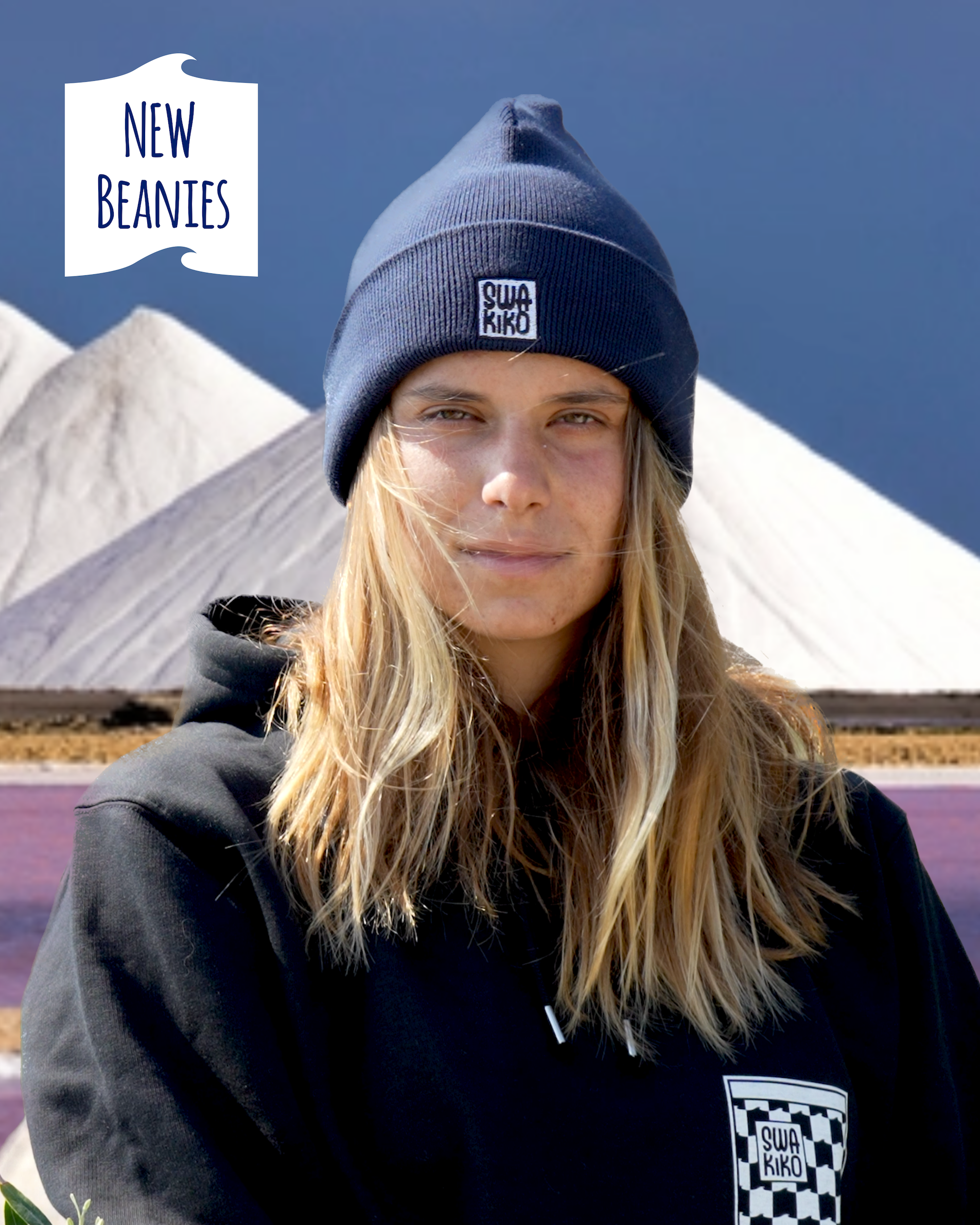 Shop Beanies, model met een warme SWAKiKO beanie voor de winter